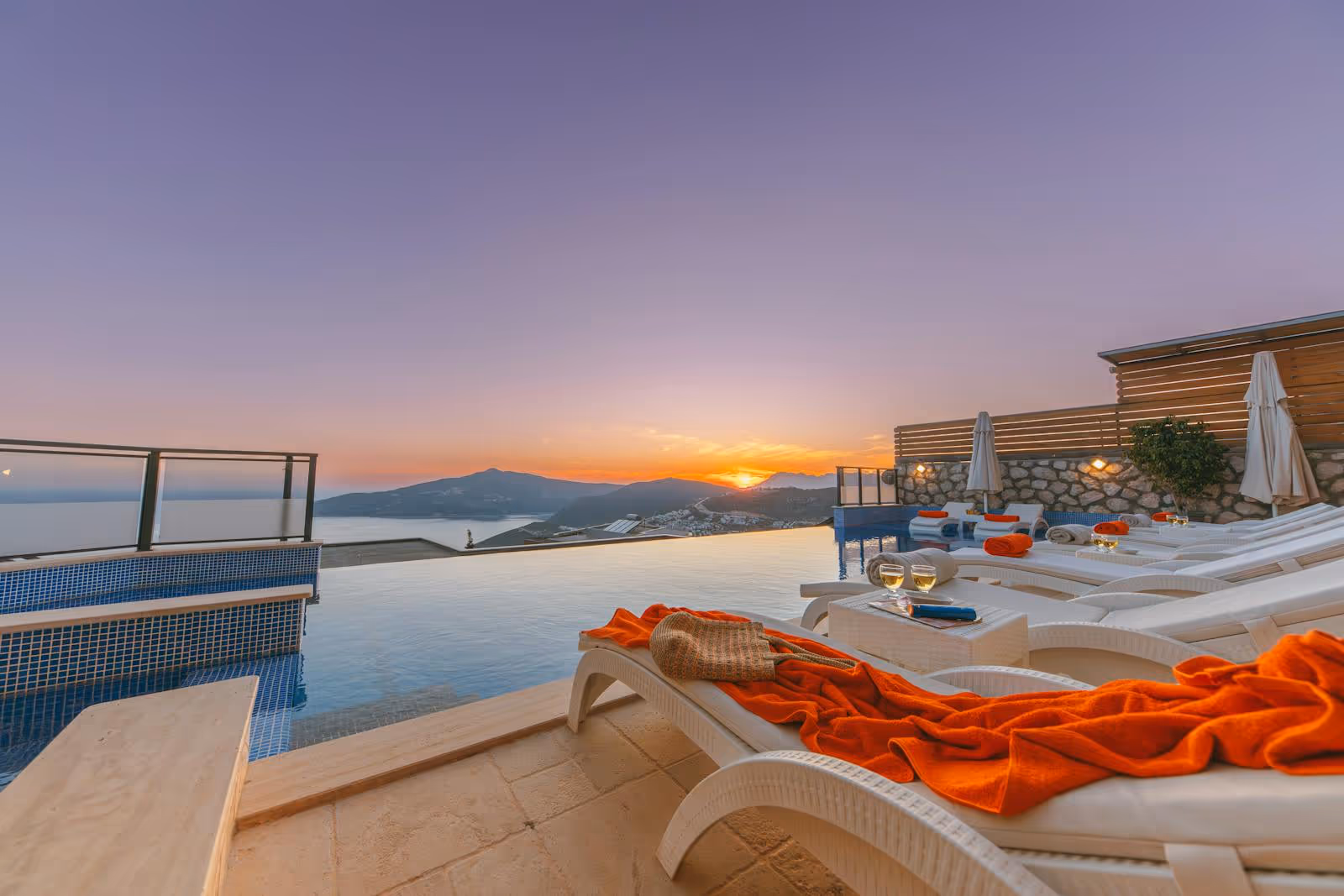 Terraço da Casa do Mar ao pôr do sol, com vista para o mar