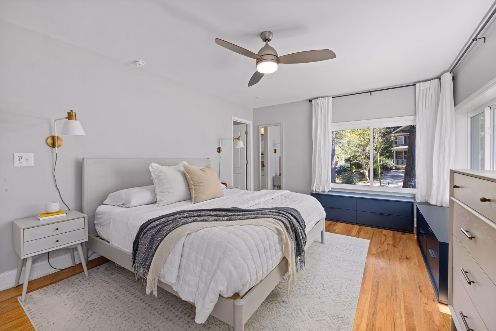 Quarto luminoso e arejado com cama de casal