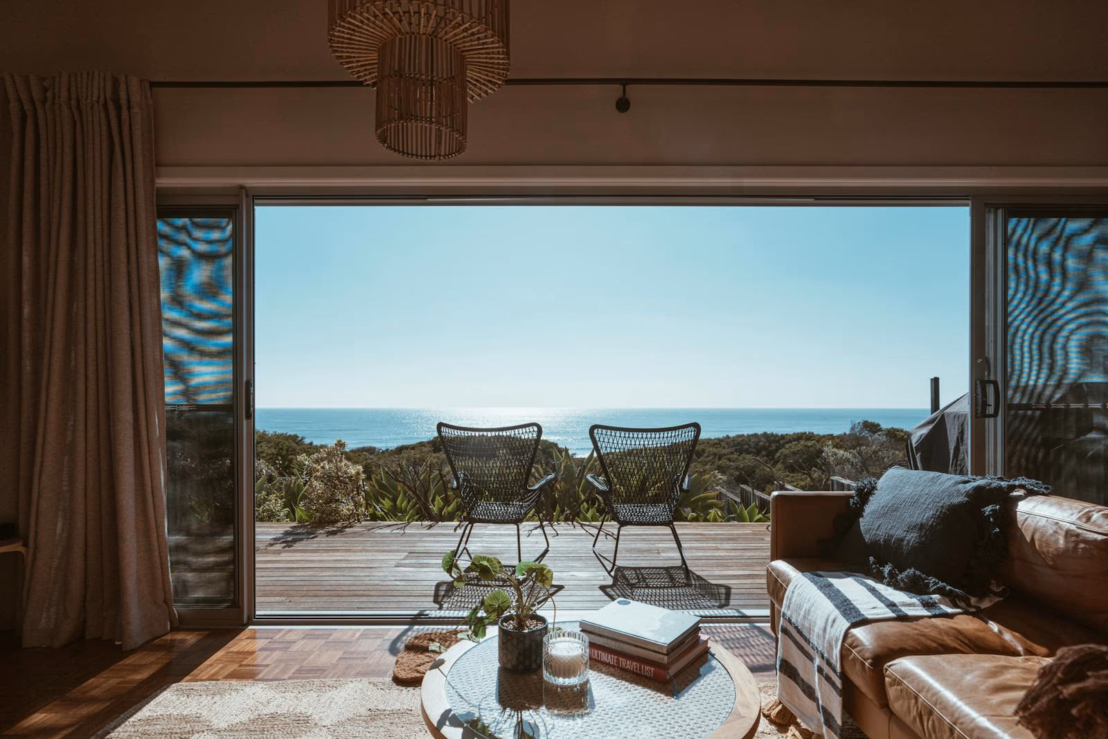Terraço coberto com sofá e vista para o oceano