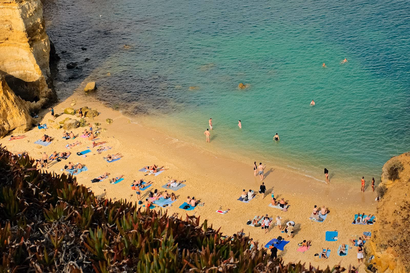 Praia do Algarve com água turquesa vista de cima